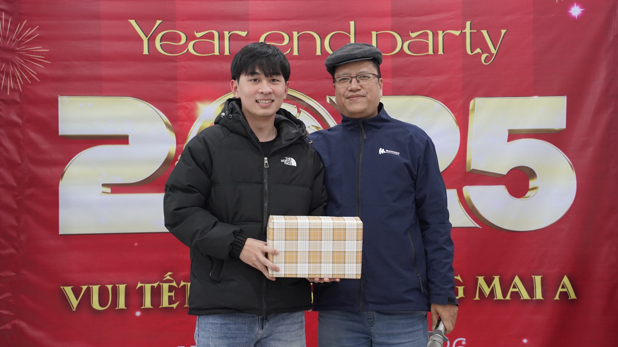 CEO trao thưởng cho team sản xuất bài hát "Vinh quang Mai A"