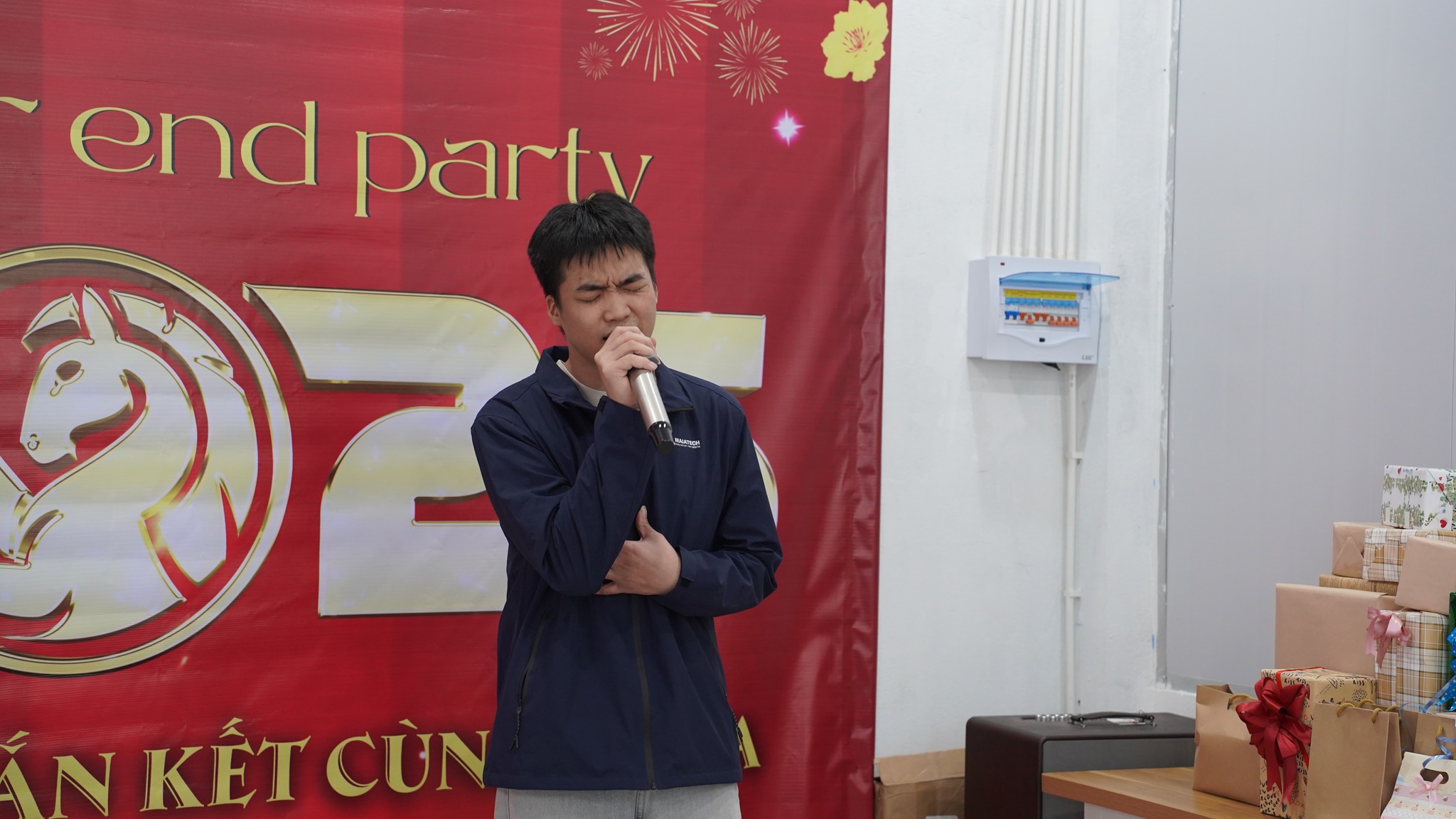 Ca sĩ Đàm Văn Châu mở màn với ca khúc "Vinh quang Mai A"