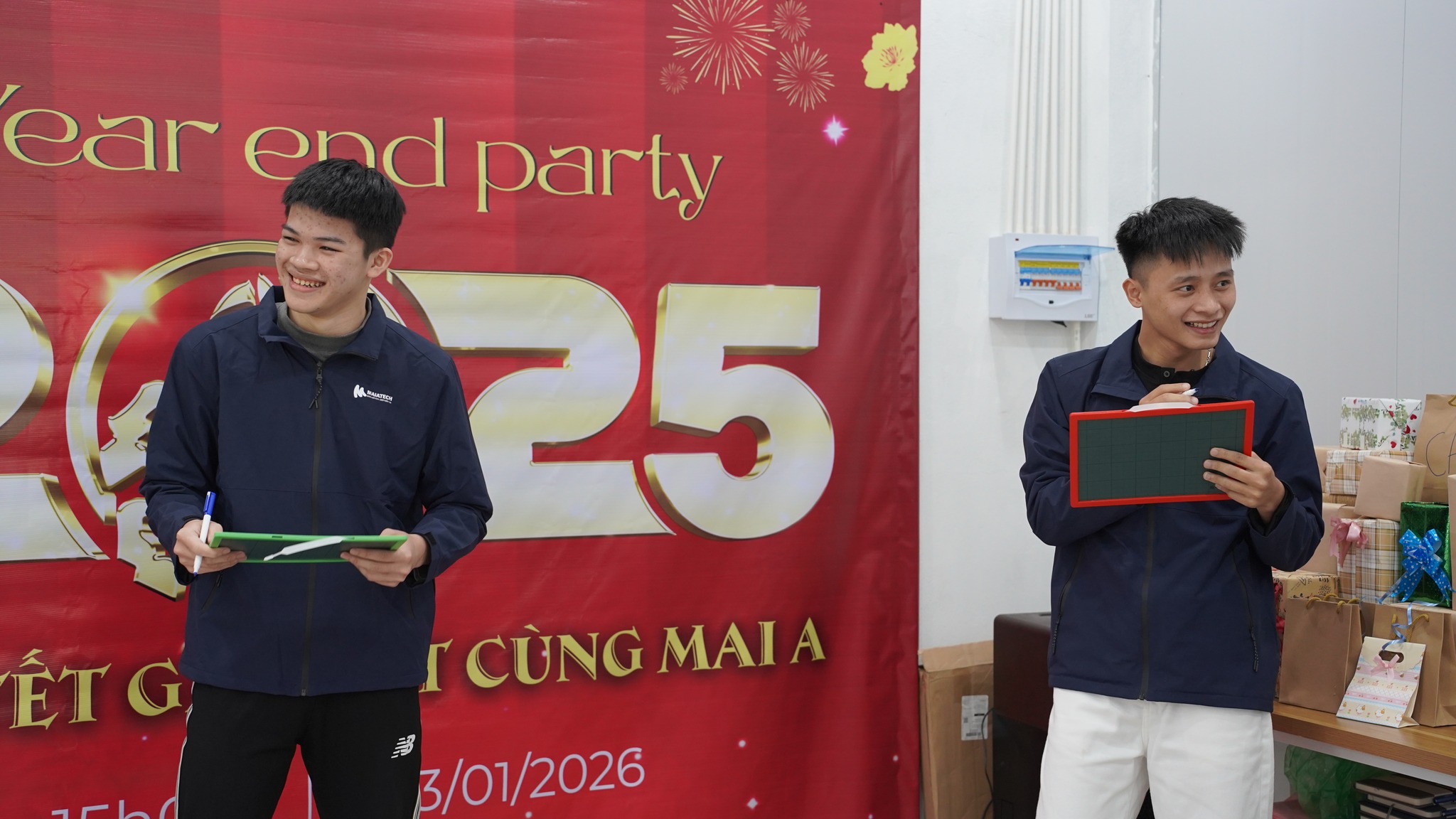 Đội thi đầu tiên