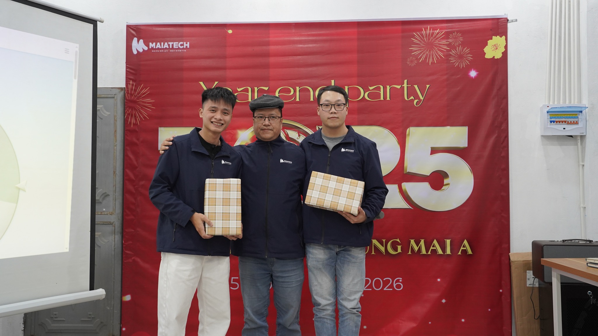 CEO trao thưởng cho team sản xuất bài hát "Vinh quang Mai A"