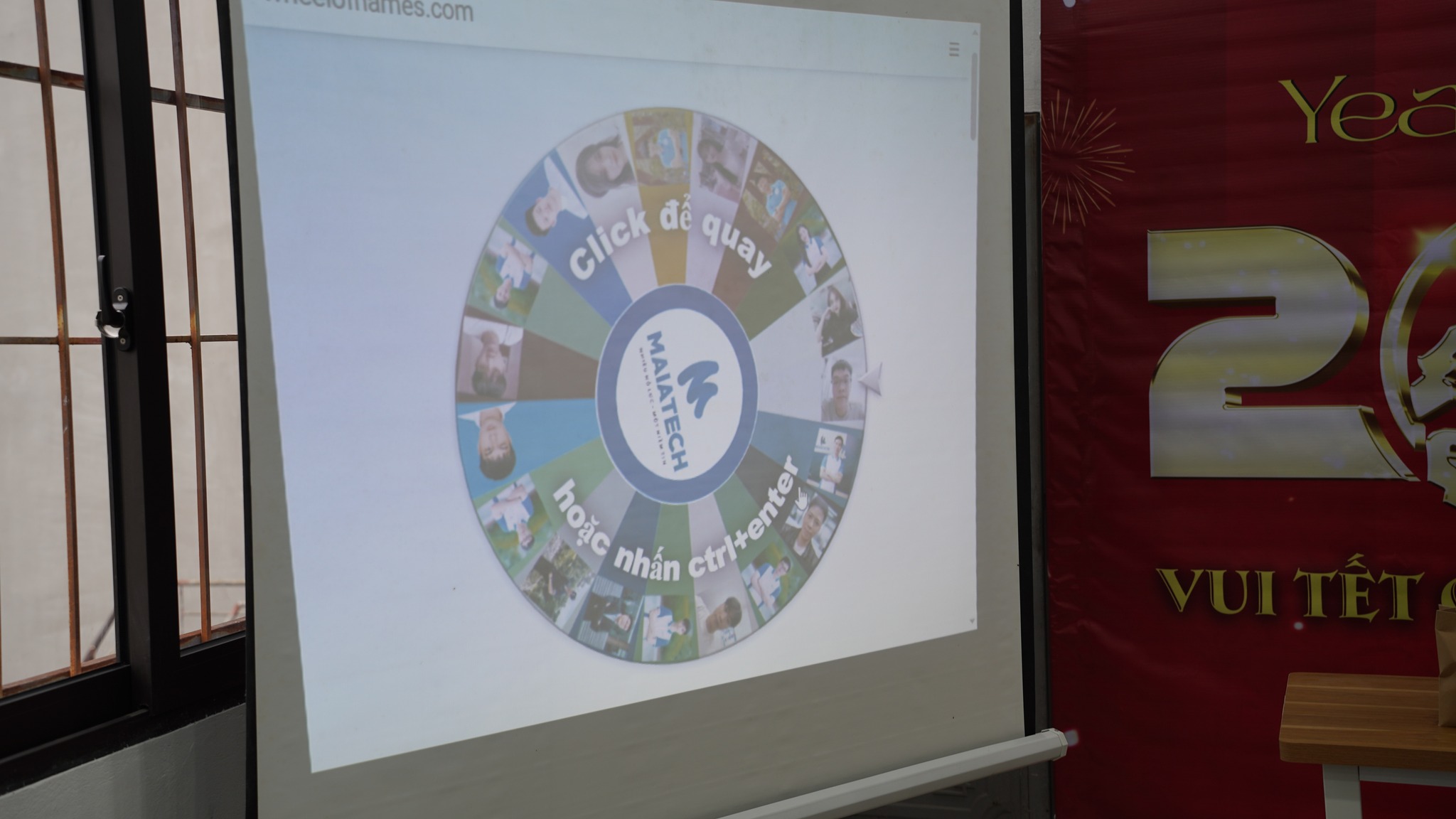 Ban tổ chức sẽ quay số để tìm người tặng quà và người nhận quà